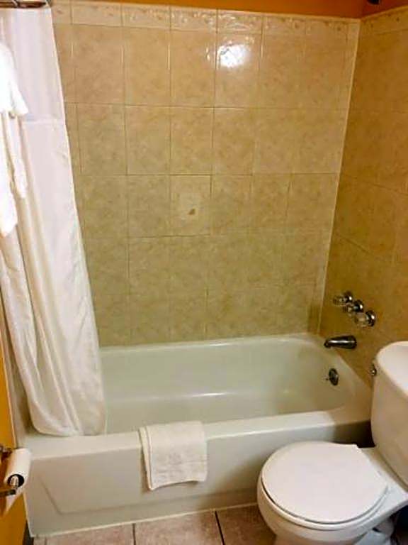 Travelodge by Wyndham Bay Shore Long Island