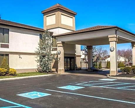 Quality Inn & Suites NJ State Capital Area