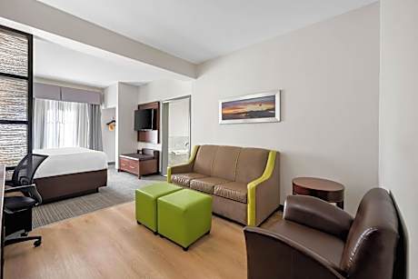King Suite with Spa Bath - Non-Smoking