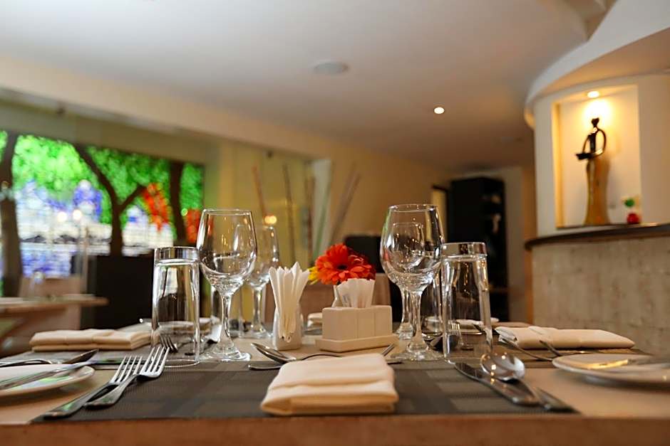 Bidwood Suite Hotel, Opposite Sarit Centre