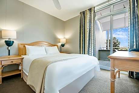 Apartment with Lagoon View