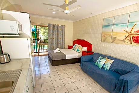 Tropical Palms Resort & 4WD Hire