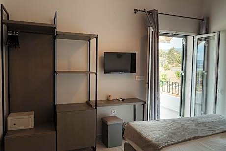 Deluxe Double Room with Side Sea View