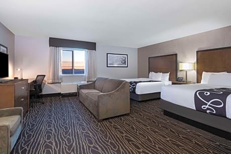 2 Queen Beds Deluxe Mobility/Hearing Accessible Room Airport View Non-Smoking