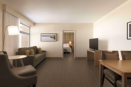 1 King Bed, Suite, Nonsmoking