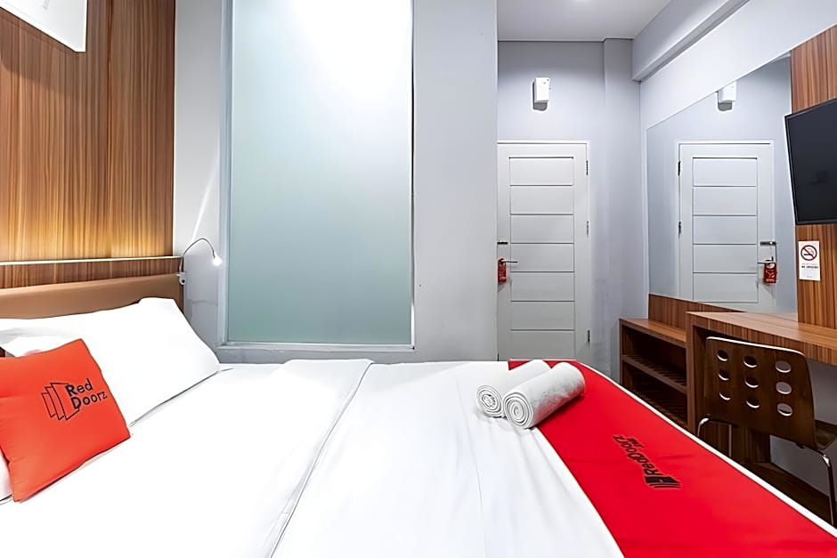 RedDoorz Premium near Centre Point Mall Medan