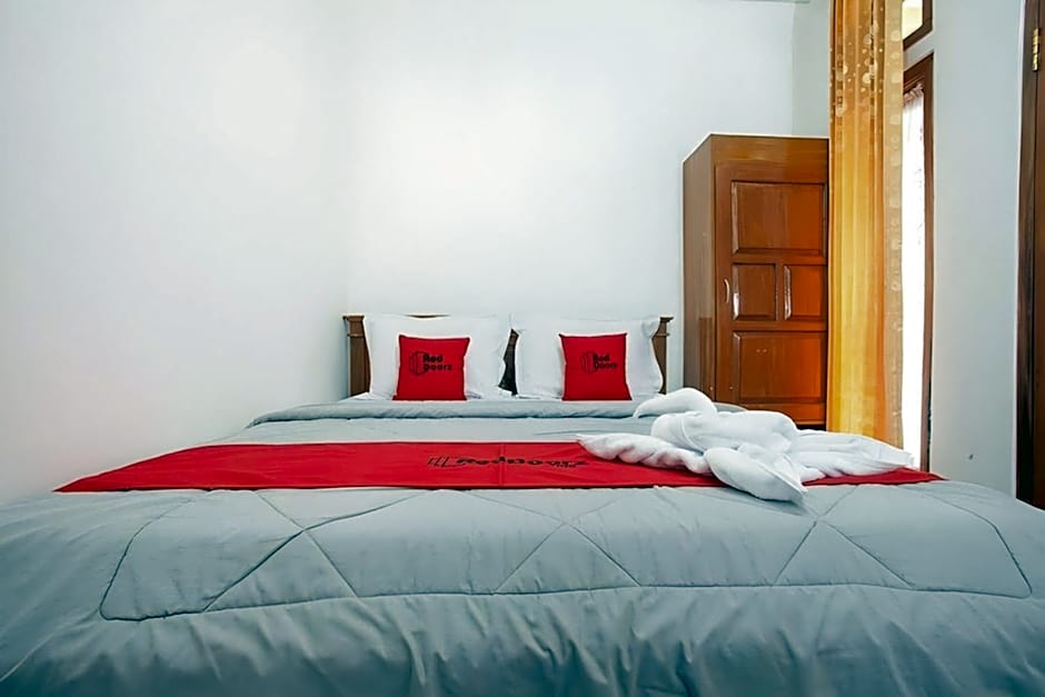 RedDoorz at Hotel Huni Raya Bromo