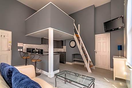 1 Bed Old Town City Studio near Theatre Suit Work or Leisure