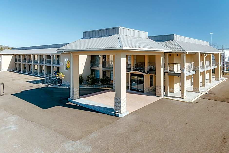 Super 8 by Wyndham Jackson MS Near the Fairgrounds