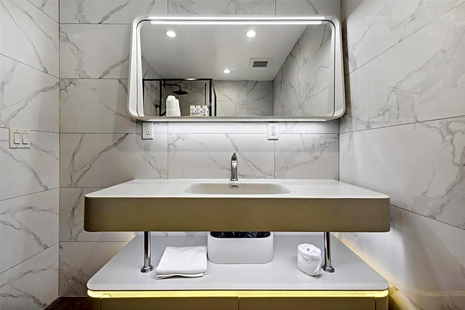 Ramada by Wyndham Flushing Queens