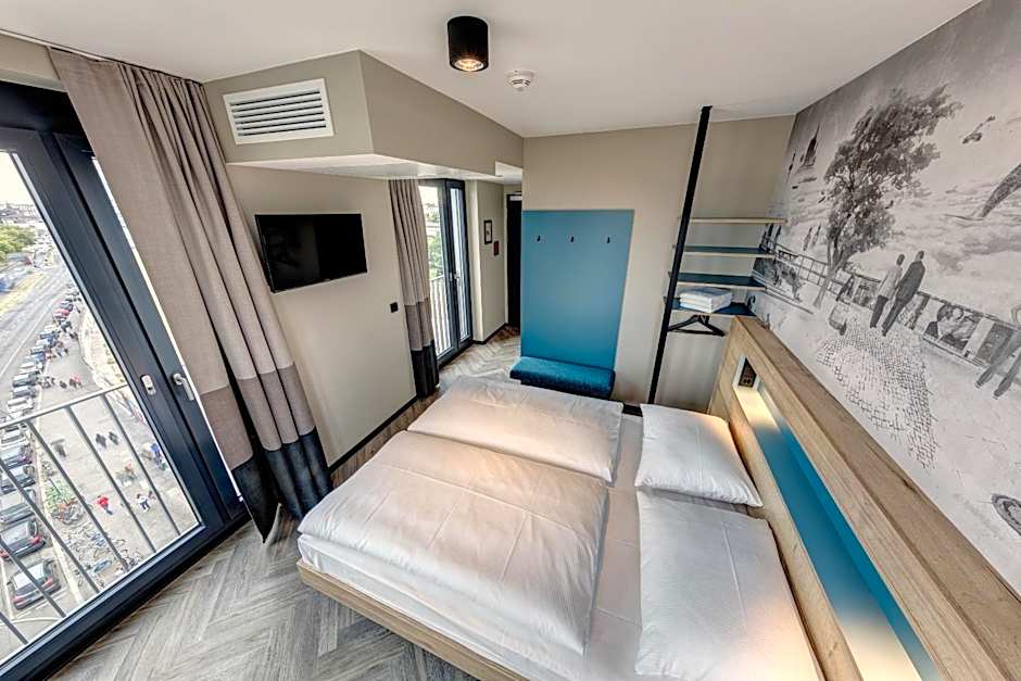 Schulz Hotel Berlin Wall at the East Side Gallery