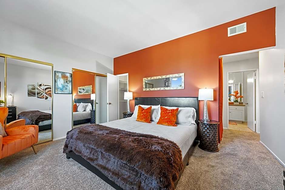 Beverly Hills 2 bed 2 bath Penthouse with Den and Parking 414