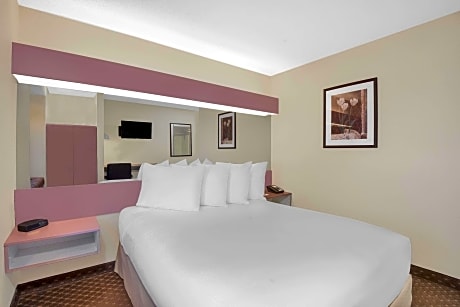 1 Queen Bed Corner Room Smoking