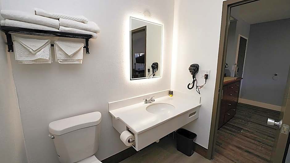 SeaSide Inn & Suites