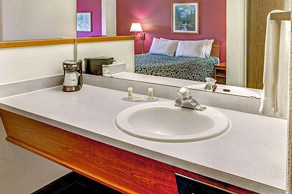 Days Inn & Suites by Wyndham Gresham