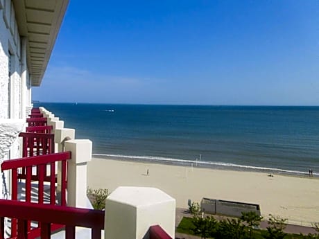 Classic Double/Twin Room with Side Sea View