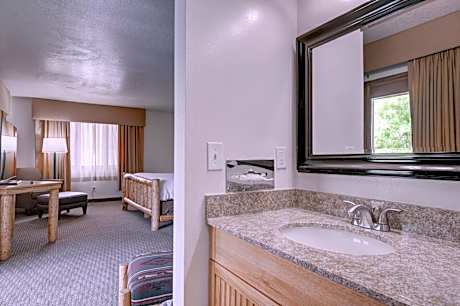 Efficiency One Room Suite with Two King Beds and Mountain View - Non Smoking