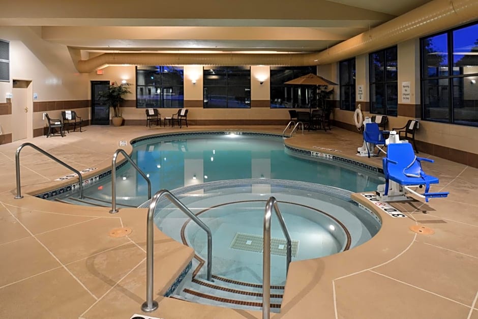 Holiday Inn Express Hotel & Suites Milwaukee-New Berlin By IHG
