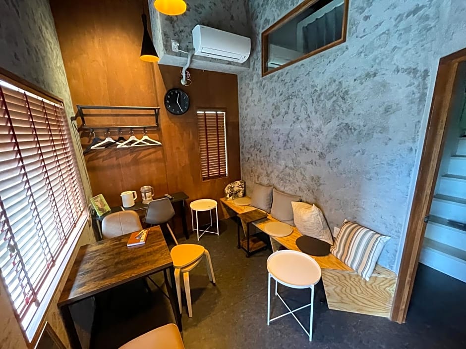 Hostel 1010 & MILLS COFFEE