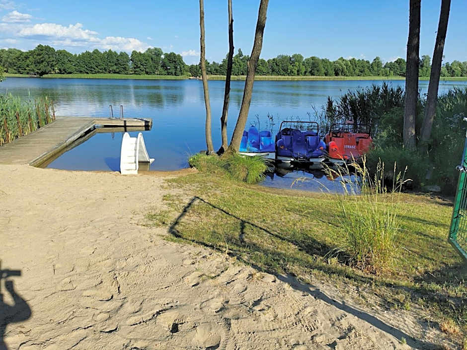 Domki Borowiackie nad brzegiem jeziora
