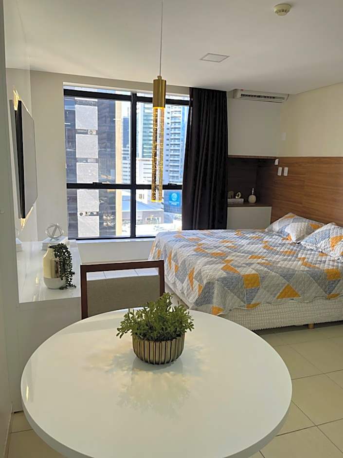 Suíte luxo com tela de cinema no América Towers Studio Residence