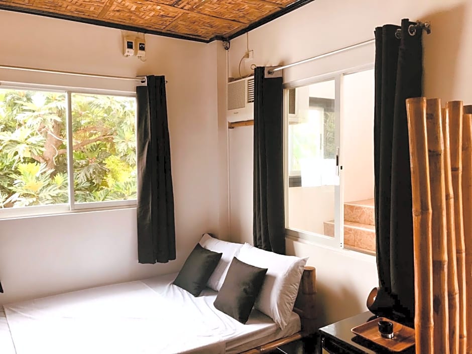 Everyday Sunday Hotel & Cafe