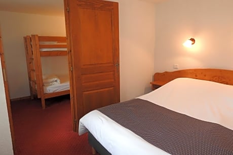 Family Room (2 Adults + 2 Children)