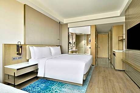 Executive Lounge Access, Club Guest Room, 1 King, Hill View