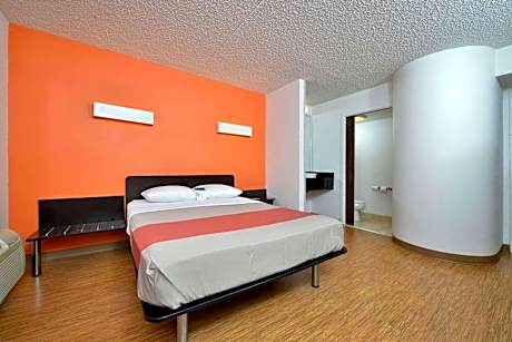 Queen Room - Disability Access - Roll in Shower