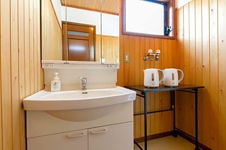 Single Room with Shared Bathroom - Annex