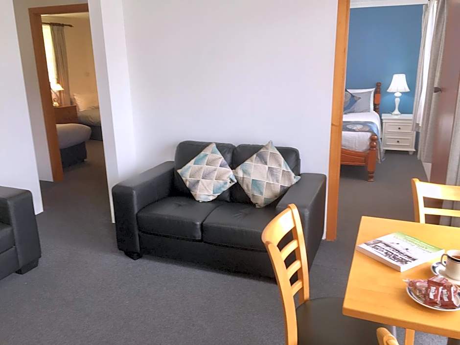 Regatta Point Tavern & Holiday Villas