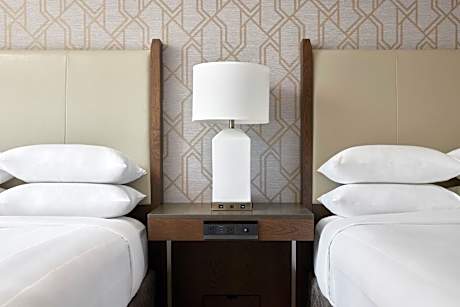 Main Building Double Guest Room with Tub - Mobility/Hearing Accessible