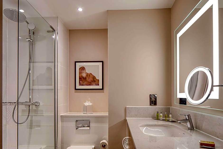 DoubleTree by Hilton Dartford Bridge