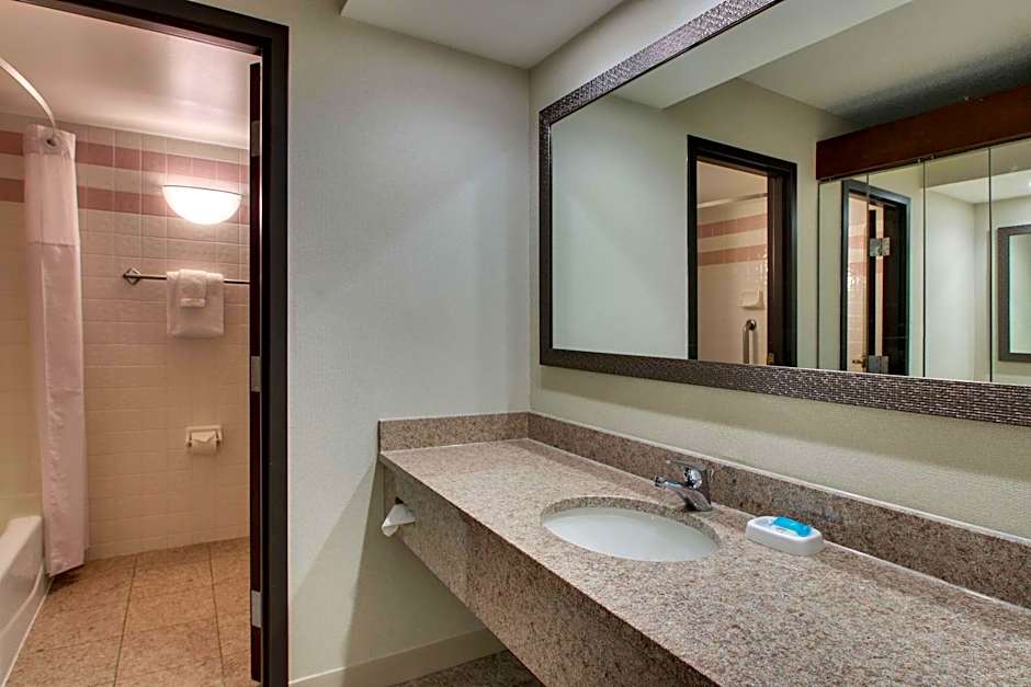 DRURY INN & SUITES EVANSVILLE EAST