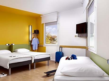 Standard Room With Three Single Beds