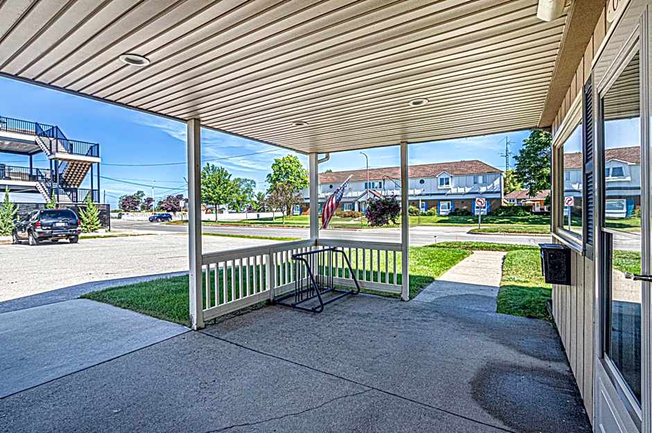 Ludington Pier House