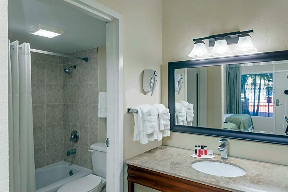 Days Inn by Wyndham St. Petersburg / Tampa Bay Area