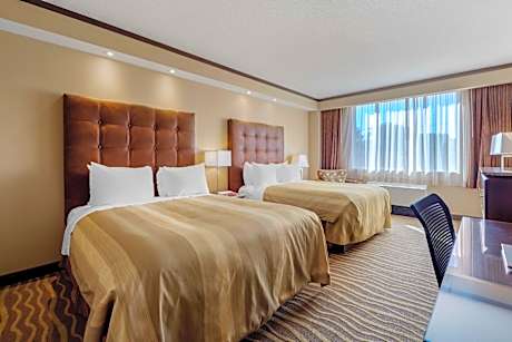 2 Queen Beds Non-Smoking Microwave And Mini-Refrigerator Wi-Fi