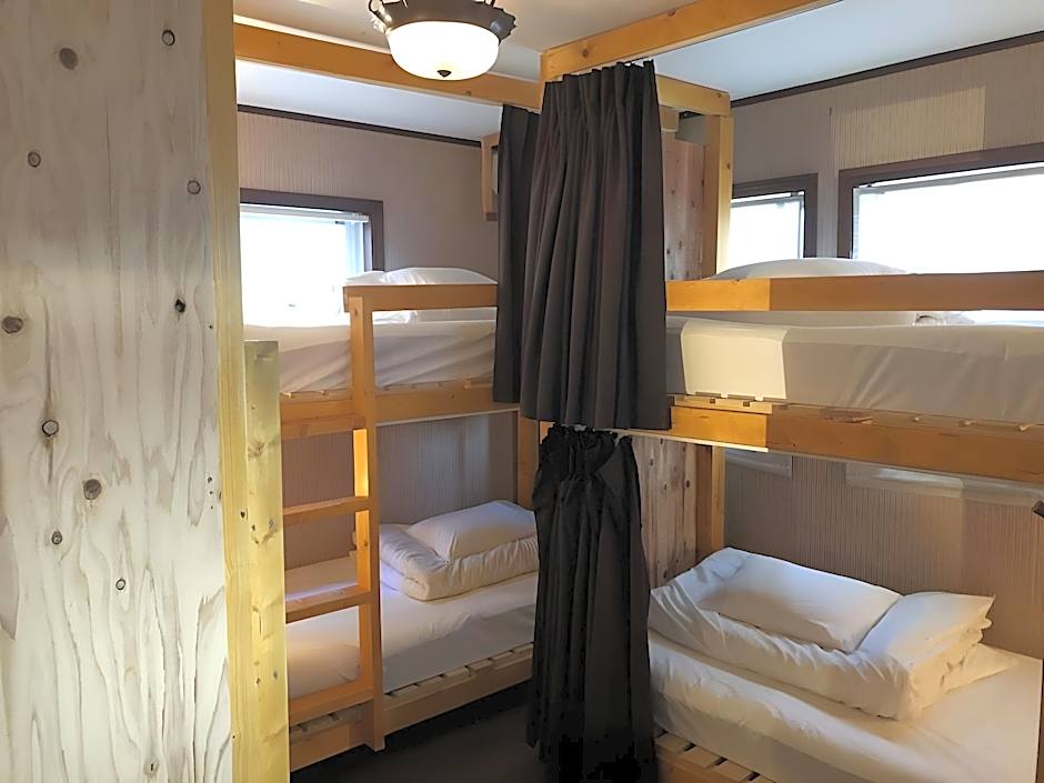 Iza Kamakura Guest House And Bar