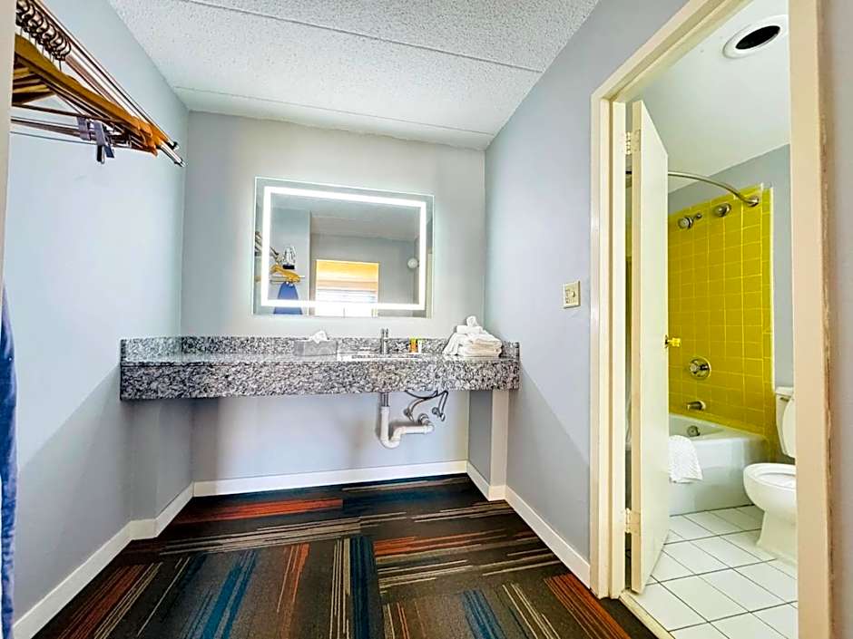 Mystic River Hotel & Suites