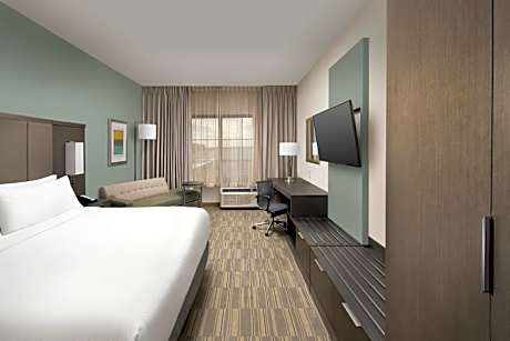 Suite - Hearing Accessible - Non-Smoking