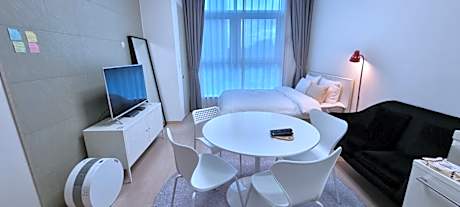 S Dongseong-ro &/ Smart TV/ YouTube #Netflix #LG Air Purifier #Hotel-style Bedding #3 Bed