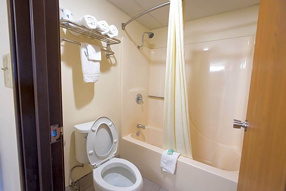 Super 8 by Wyndham Branson/Andy Williams Theatre