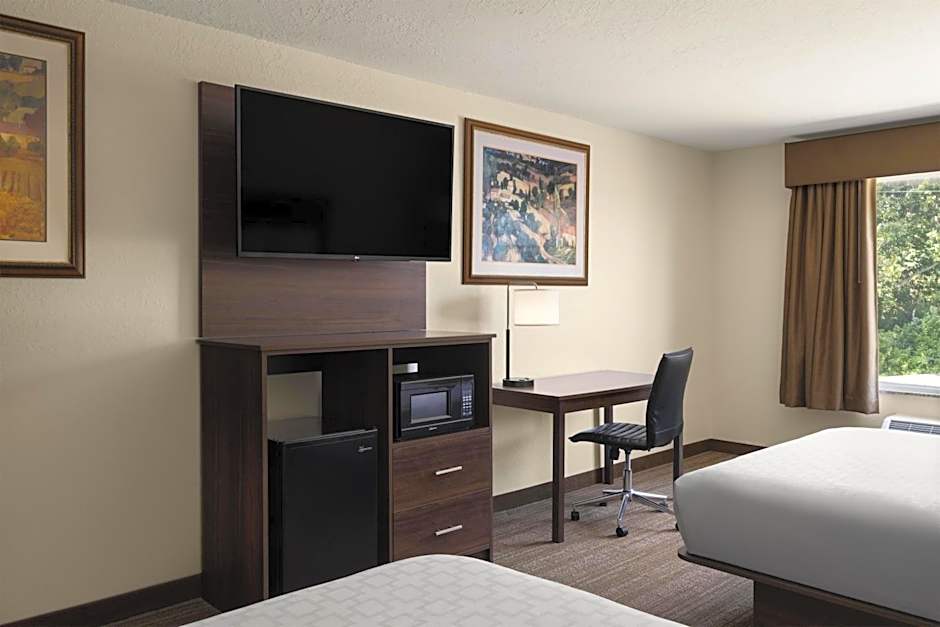 Crown Pointe Lodge; BW Signature Collection