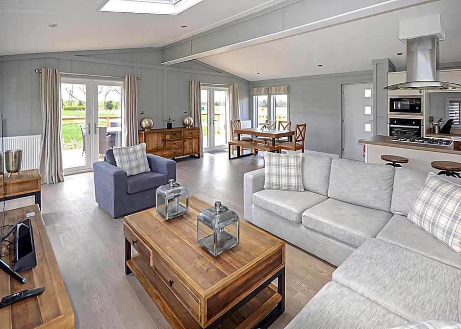 Cherry Bird Lodge Escape