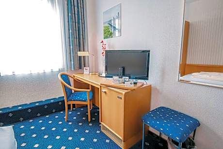 Small Single Room - Street side