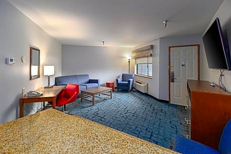Executive Suite.  453 Sq. Ft., Living Space, Couch, Microwave, Fridge, Free Wifi