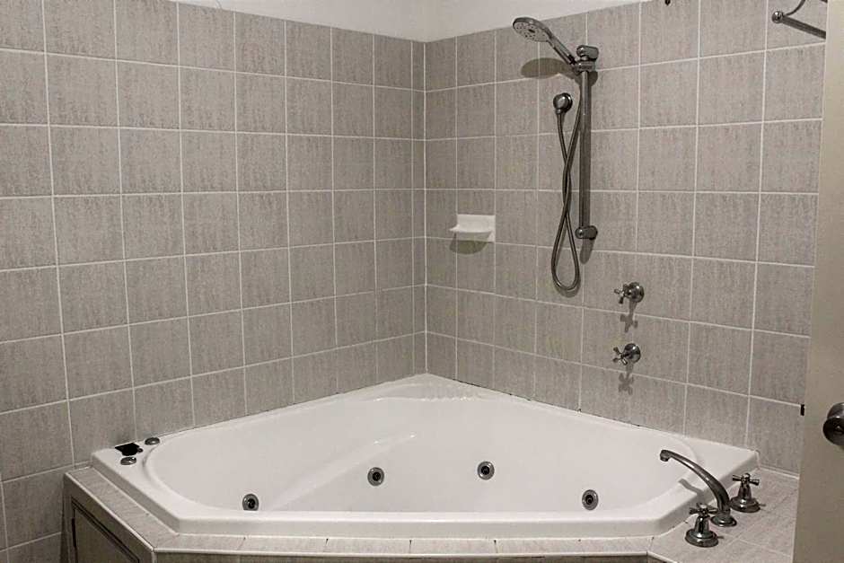 Carlyle Suites & Apartments