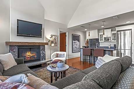 Elevated Penthouse - Pool, Hot Tub & Relaxing Atmosphere!