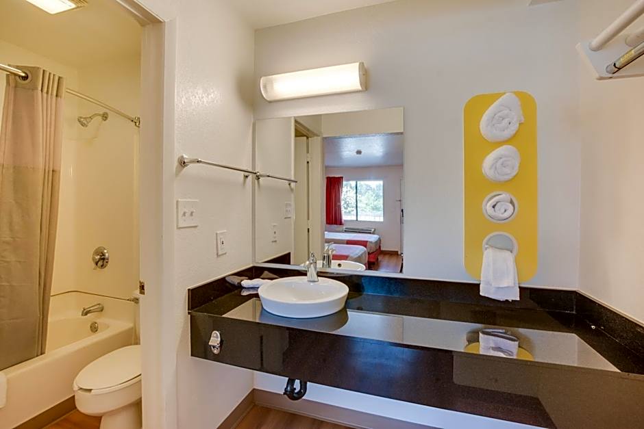 Motel 6-Columbus, OH - West